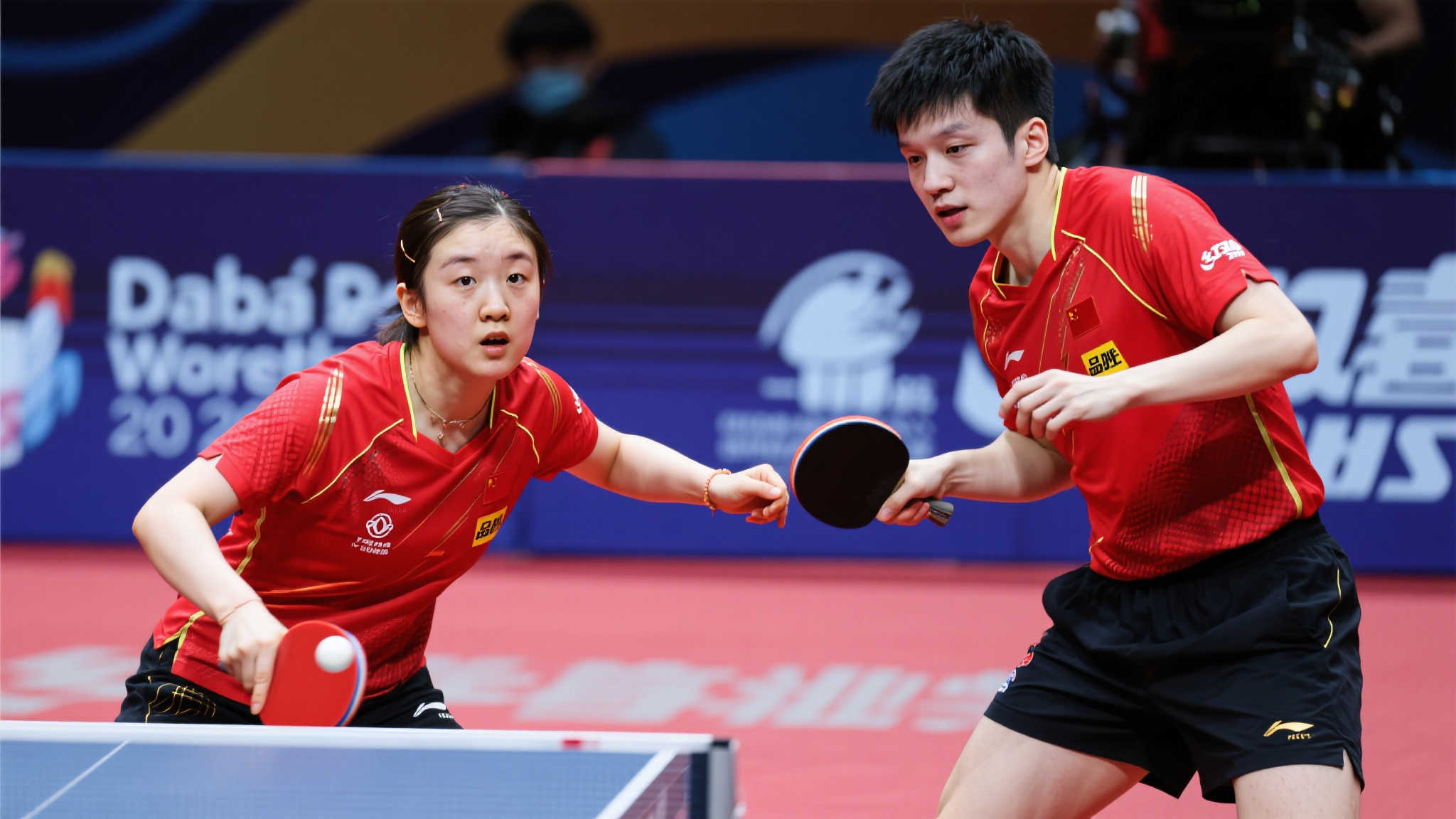多哈世乒赛混双：王楚钦赛前球拍受损，仍携手孙颖莎3-0完胜巴西组合